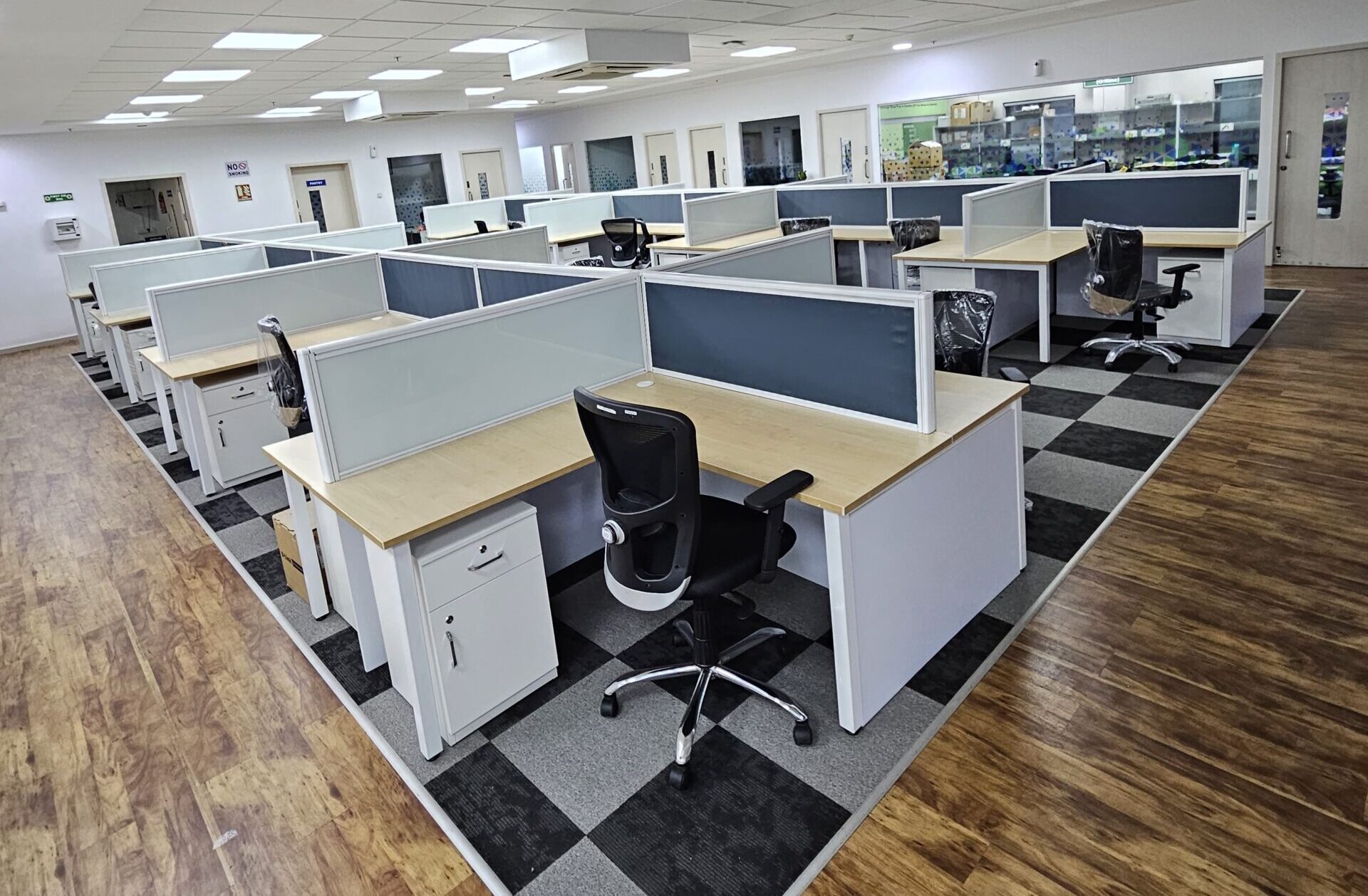 Height adjustable and Curvilinier Office Workstation Manufacturer in Pune